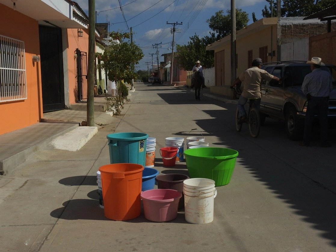 Habitantes de la comunidad El Verde, municipio de Concordia, protestan ante la escasez de agua que prevalece en esta zona serrana y exigen a las autoridades que se haga una línea de conexión al acueducto de la localidad para recibir el líquido. Foto Irene Sánchez