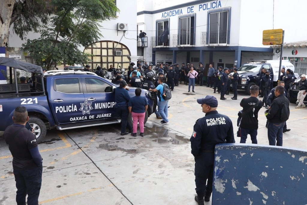 Algunos de los policías de Oaxaca que están en protesta. Foto Jorge A. Pérez Alfonso