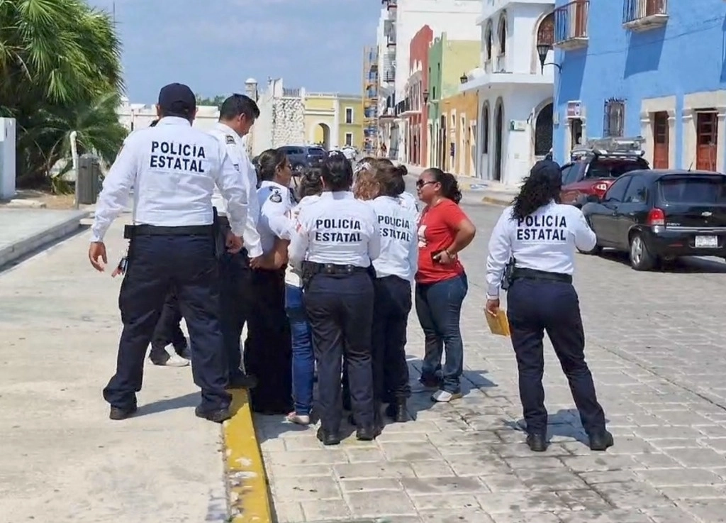Las inconformes se mantuvieron en el plantón en palacio de gobierno, y un grupo de “mujeres valientes” señalando  que no tienen dinero para el sostén de sus familias. Foto Lorenzo Chim