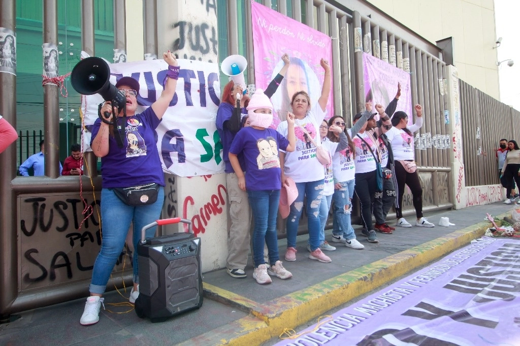 Madres de víctimas de feminicidio encadenaron las puertas de los juzgados adscritos al penal estatal de Chalco, en protesta por el aplazamiento de la audiencia de sentencia por el feminicidio de Salma. Foto Daniel Ramón Quiroz