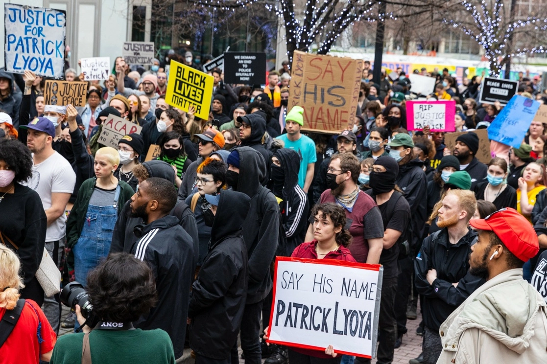 Los manifestantes marchan a lo largo de Monroe Center NW después de que la policía de Grand Rapids, Michigan, publicara un video de la muerte a tiros de Patrick Lyoya. Foto Ap