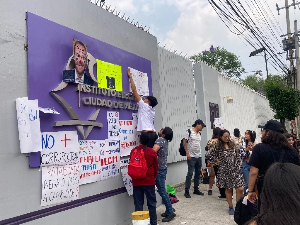 Los universitarios consideran que la decisión del instituto atenta contra la democracia en el proceso electoral. Foto Ángel Bolaños