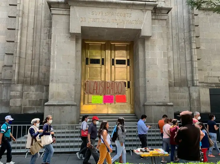 El colectivo feminista Rosas Rojas y la Coordinadora Nacional de Usuarios en Resistencia marchan sobre Pino Suárez y Venustiano Carranza, frente a las instalaciones de la Suprema Corte de Justicia de la Nación, en el Centro Histórico, el 31 de julio de 2020. Foto José Antonio López