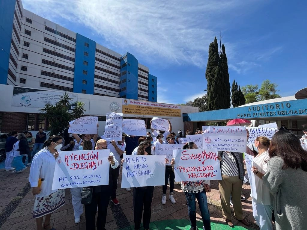 Trabajadores de la salud del Hospital Psiquiátrico Fray Bernardino Álvarez protestan afuera del nosocomio, para exigir insumos y mejoras laborales, en la alcaldía Tlalpan, Ciudad de México, el 7 de marzo de 2023. Foto Alfredo Domínguez


