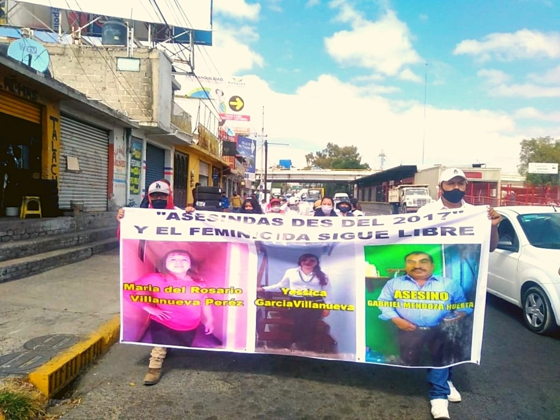 Los manifestantes  avanzaron sobre la Avenida Central con destino hasta la explanada del palacio municipal de Ecatepec donde realizaron otra protesta. Foto La Jornada
