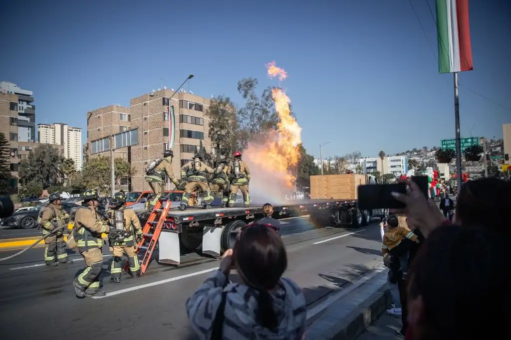 En la ciudad de Tijuana más de 100 contingentes participaron el el desfile cívico militar motivo del inicio de la Revolución Mexicana. Foto La Jornada Baja California