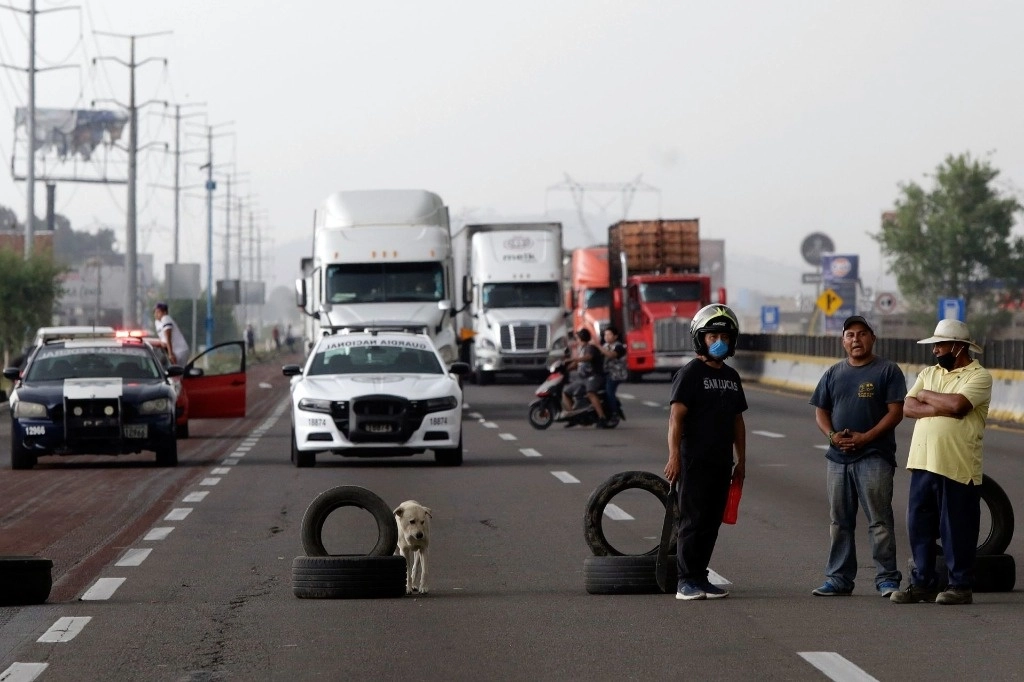 Familiares y conocidos de la persona desaparecida cerraron la autopista México-Puebla con escombros y con una pila de neumáticos en llamas. Foto Mireya Novo / Cuartoscuro / La Jornada