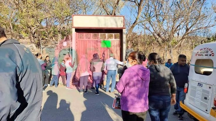 Padres y madres de familia ‘tomaron’ las instalaciones de la secundaria 112 Emperador Cuauhtémoc, exigiendo la renuncia de todos los maestros y del personal administrativo. Foto ‘La Jornada’