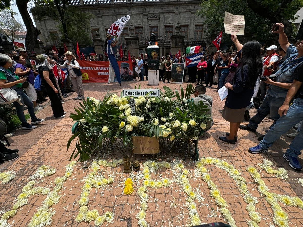 El Movimiento Mexicano de Solidaridad con Cuba realiza un mitin en rechazo al retiro de las estatuas de Fidel Castro y Ernesto ‘Che’ Guevara en la Plaza San Carlos, en la colonia Tabacalera, alcaldía Cuauhtémoc, el 20 de julio de 2025. Foto 