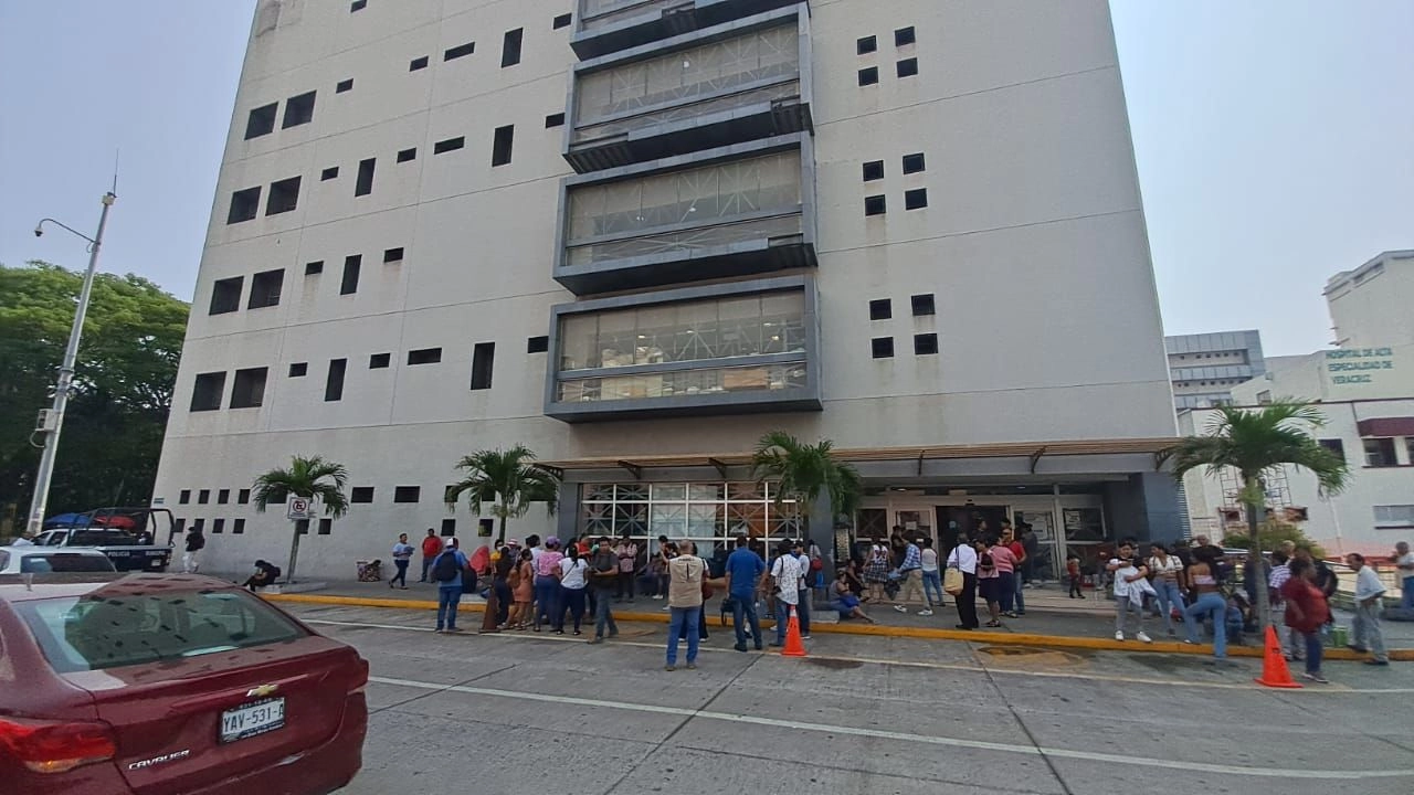 Un ejemplo de ello es que hay ventanas tapadas con bolsas y con trapos además de que no hay botes de basura, lo que representa un foco de infección que preocupa a las y los familiares de los pacientes. Foto