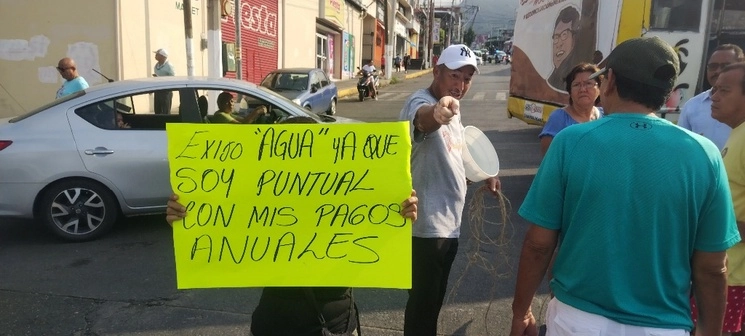"Ya es mucho estar comprando pipas y pipas y pipas, a cada familia nos cuestan mil 500 pesos, y con este calor el agua se acaba rápido", explicó una de las inconformes, el 20 de junio de 2023. Foto Héctor Briseño