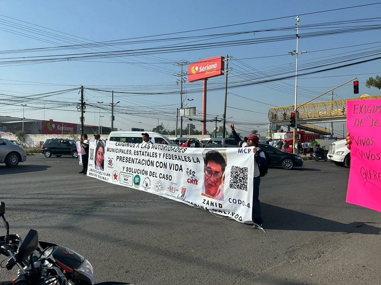 Familiares, amigos, y líderes sociales mantienen bloqueada la carretera federal México-Texcoco por la desaparición de la profesora Jessica Medina Galindo y su hijo Zahid Medina Galindo. Foto René Ramón