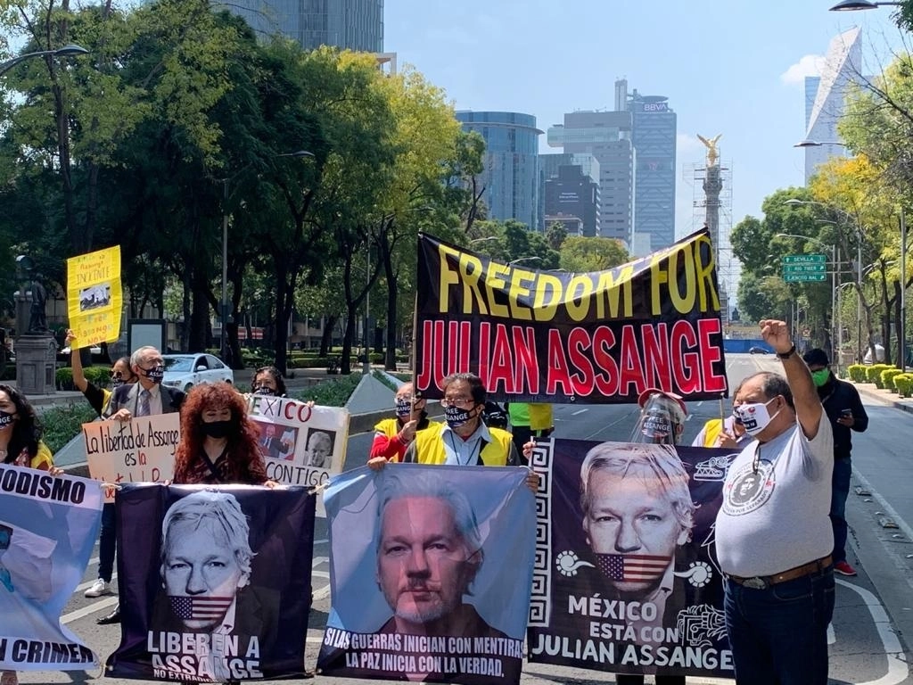 Coalición Vida y Libertad Julian Assange marchan sobre la avenida Reforma, en la Ciudad de México, para exigir la liberación del periodista. Foto María Luisa Severiano / Archivo