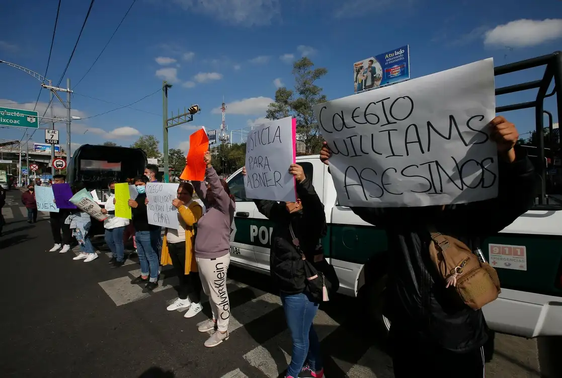 Familiares exigían con pancartas justicia sobre la avenida Patriotismo a la altura de la calle Empresa donde se encuentran las instalaciones del colegio. Foto: Alfredo Domínguez