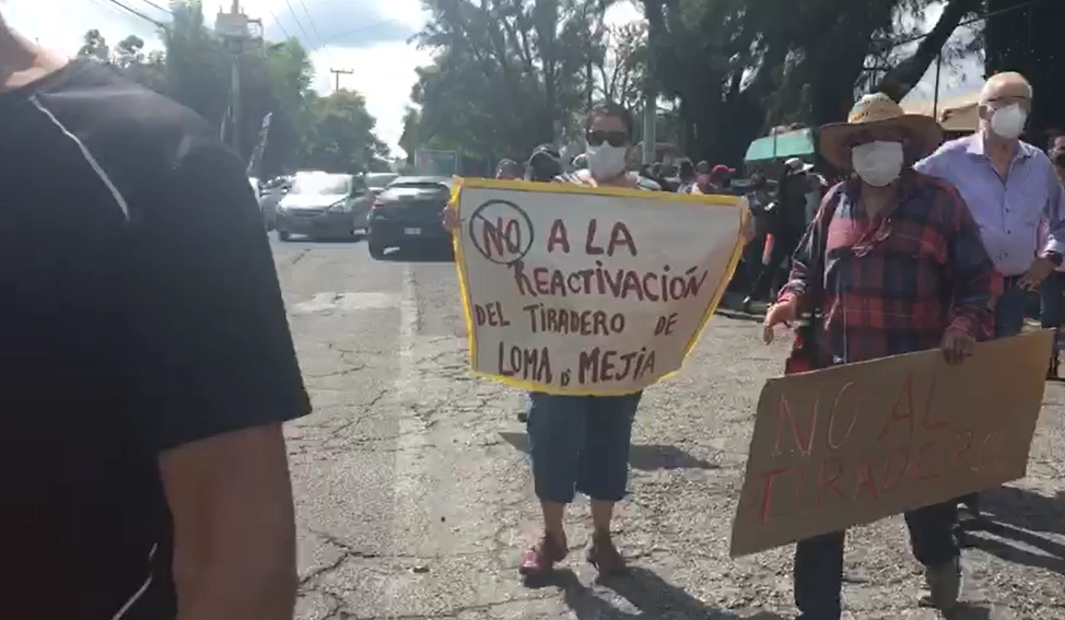 Con pancartas y gritos, los pobladores obligaron a regresar a las unidades recolectoras que intentaban pasar. Captura de pantalla del video de Rubicela Morelos