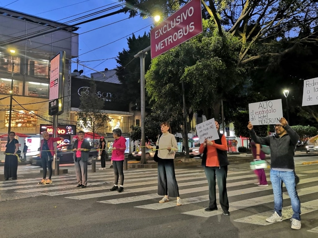 Vecinos cerraron Insurgentes para pedir que regulen los horarios de los antros. Foto Elba Mónica Bravo