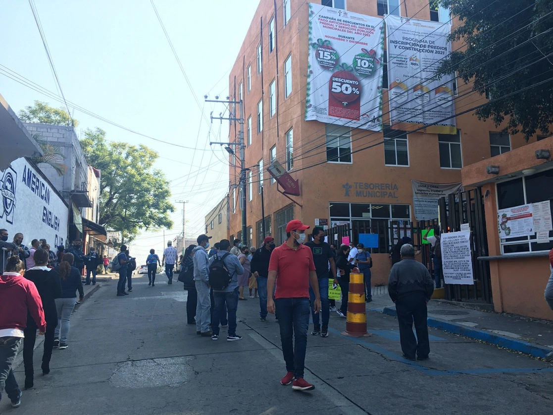 Pensionados y jubilados del ayuntamiento de Cuernavaca tomaron las oficinas de la Tesorería, el 29 de noviembre de 2021. Foto Rubicela Morelos Cruz