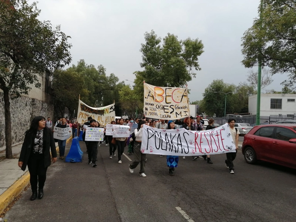 Manifestación de estudiantes de la Facultad de Ciencias Políticas y Sociales de la UNAM por la suspensión de recursos de la Beca Elisa Acuña. Foto Fernando Camacho Servín
