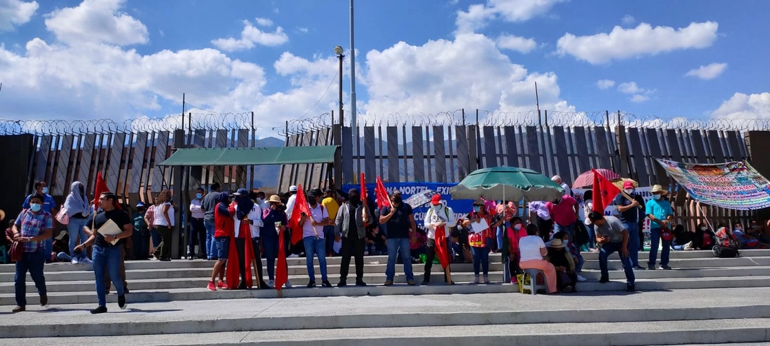 Miembros de la Ceteg, y jubilados y pensionados de la Universidad Autónoma de Guerrero, protestaron afuera del Palacio de Gobierno. Foto Sergio Ocampo
