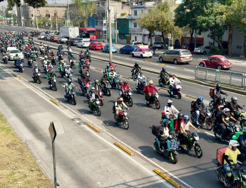 Integrantes de diversas organizaciones de repartidores realizan una movilización en demanda de aclaraciones a la iniciativa laboral en materia de trabajadores vía app, del Parque Lecumberri a la Cámara de Diputados, en la Ciudad de México, el 30 de octubre de 2024. Foto Roberto García Ortiz