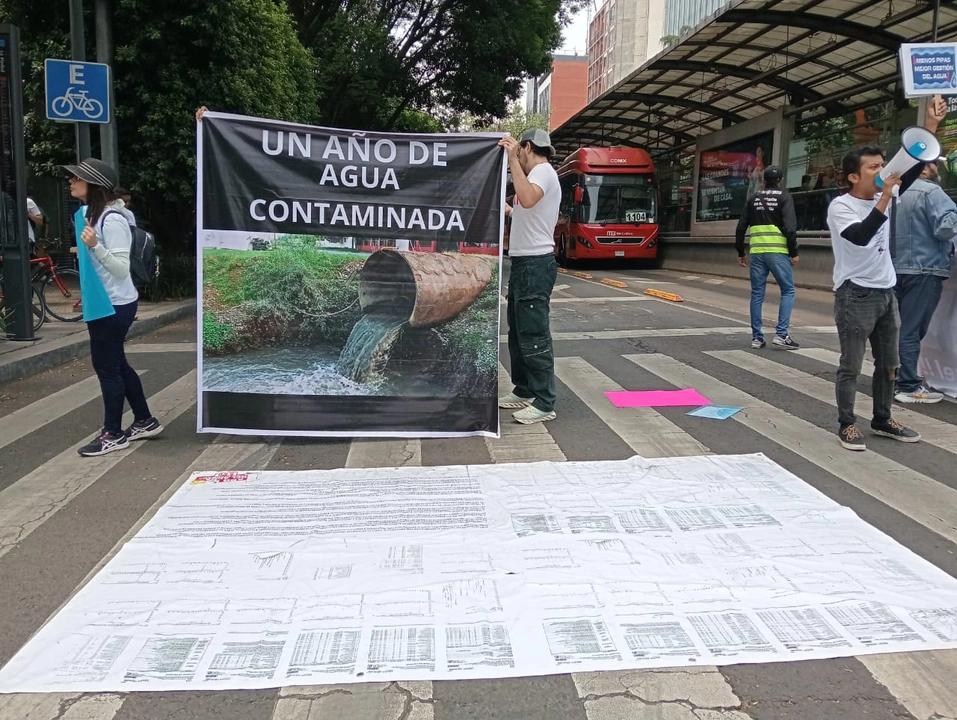 Los manifestantes en la avenida Insugentes piden un plan de remediación del agua del pozo Alfonso XIII, ubicado en Álvaro Obregón. 