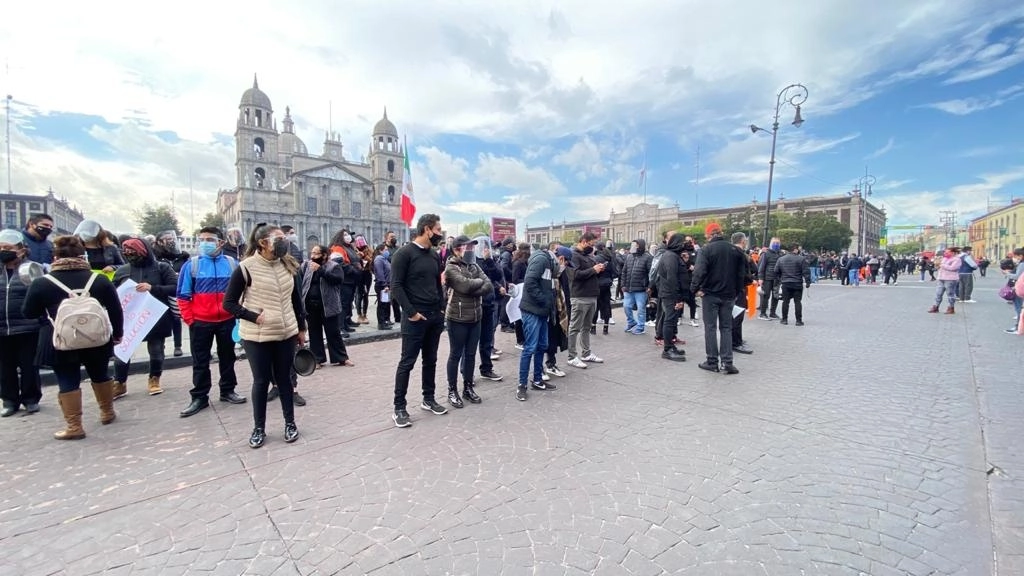 Propietarios, meseros, garroteros y cocineros se congregaron en la Plaza de los Mártires de Toluca. Foto cortesía Arturo Guadarrama