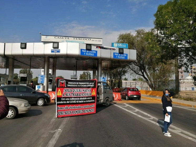 Los trabajadores afirmaron que permanecerán en su toma de caseta por varias horas y después se trasladarán a la secretaría del trabajo. Foto Javier Salinas Cesáreo