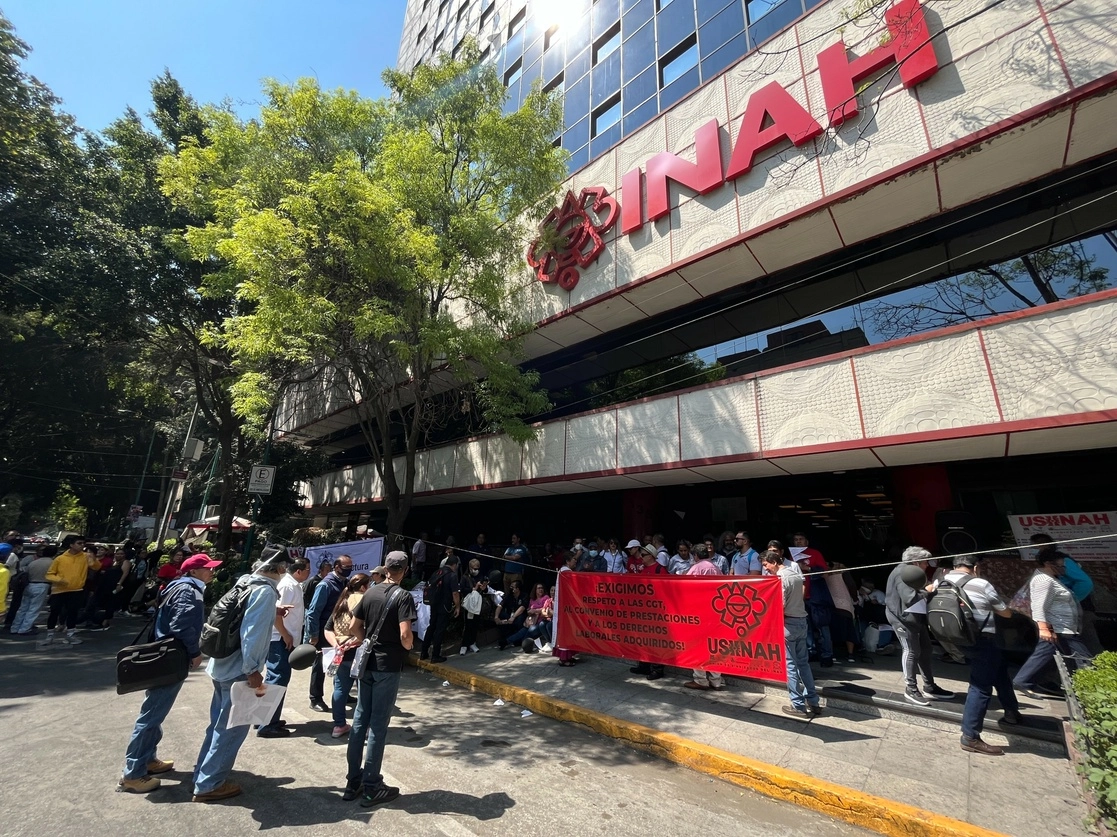 Integrantes del Sindicato Nacional Democrático de Trabajadores de la Secretaría de Cultura y del INAH, en mitin el pasado 23 de febrero. Foto Alfredo Domínguez