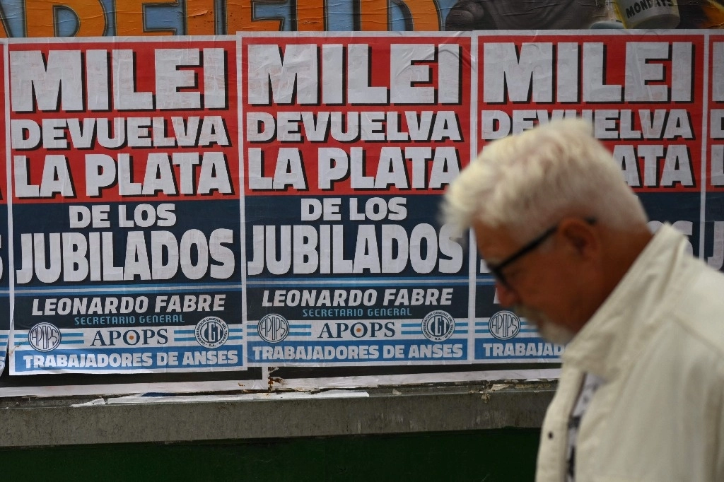 Carteles que rechazan el gobierno del presidente argentino Javier Milei mientras miembros de organizaciones laborales y sociales marchan durante una manifestación del Primero de Mayo (Día del Trabajo) en Buenos Aires el 1 de mayo de 2024. Foto Afp