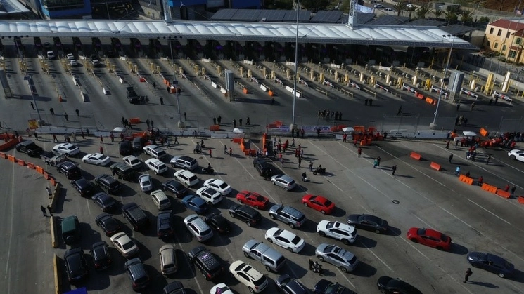 La protesta provocó un caos vial en el puente fronterizo. Foto Omar Martínez/ La Jornada BC