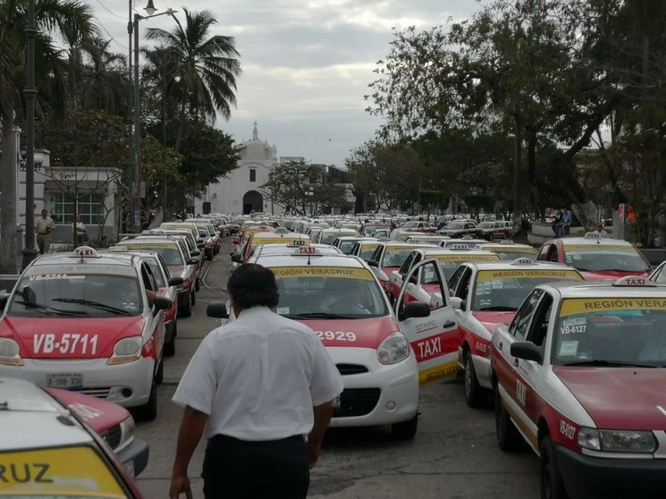 Taxistas de la zona conurbada Veracruz-Boca del Río protestaron contra Cabify, Uber y Didi. Foto Eirinet Gómez