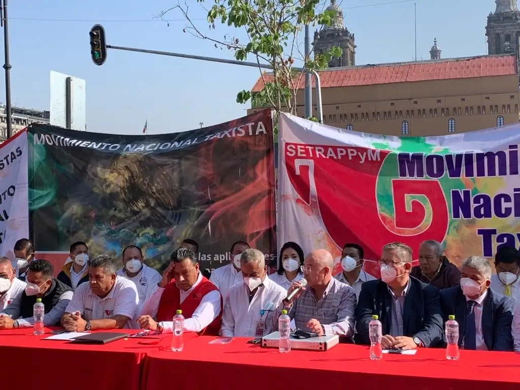 Líderes del Movimiento Nacional Taxista ofrecen conferencia de prensa en la plancha del Zócalo capitalino para anunciar medidas ante el desinterés del gobierno hacia su gremio, el 24 de mayo de 2022. Foto Alfredo Domínguez 



