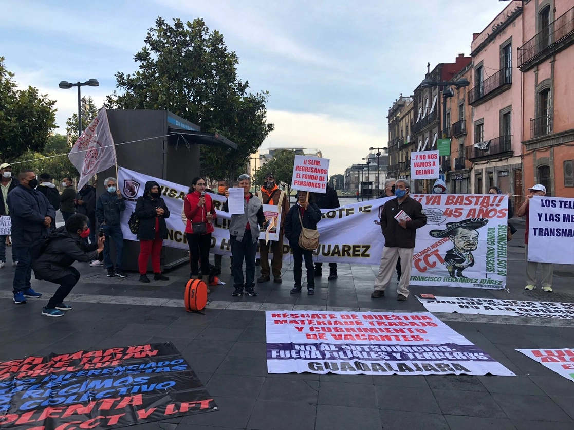 Integrantes de grupos disidentes del Sindicato de Telefonistas de la República Mexicana se manifiestan esta mañana a las afueras de Palacio Nacional. Foto Jared Laureles