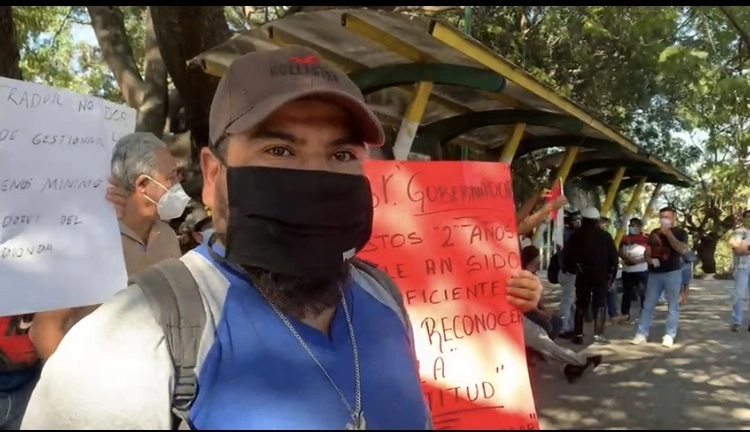 Un trabajador del balneario Agua Hedionda en Cuautla, Morelos, durante la protesta, el 18 de enero de 2021. Foto La Jornada