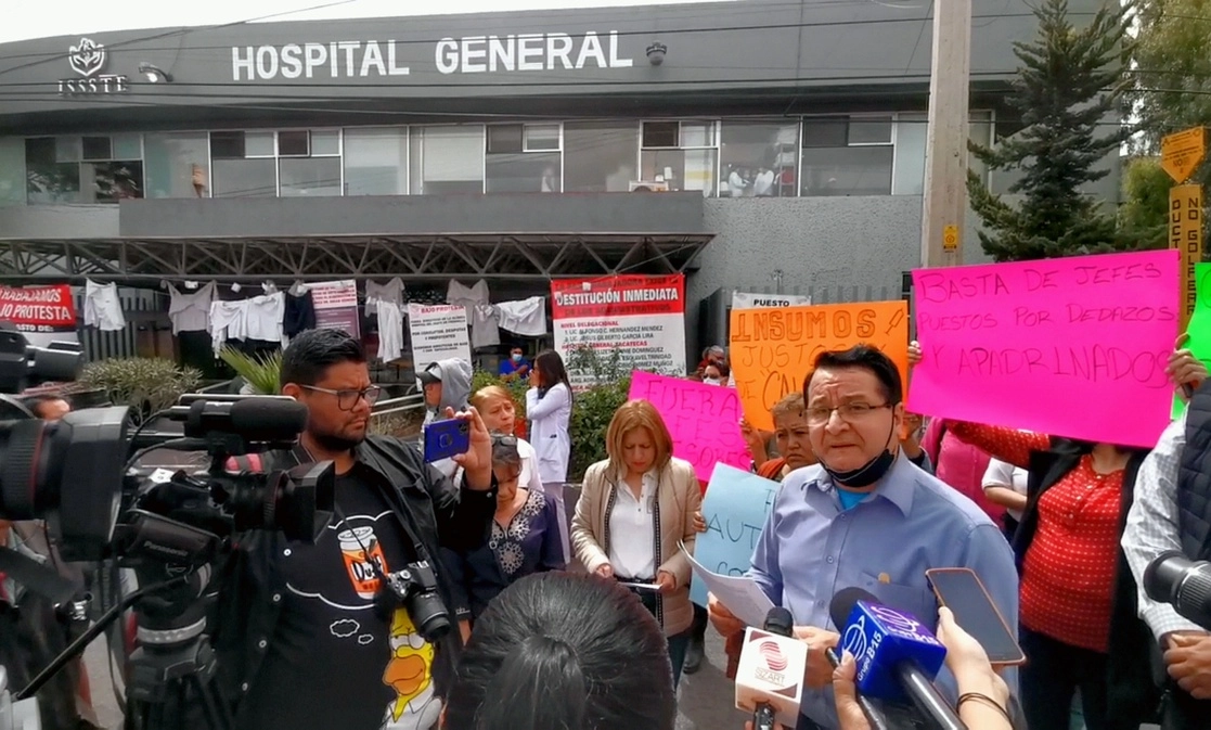Los médicos y enfermeras bloquearon por casi dos horas una de las principales vías de tránsito de la ciudad de Zacatecas. Foto Alfredo Valadéz