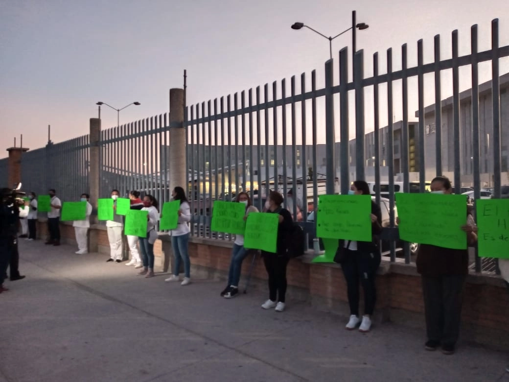 Trabajadores del Hospital Miguel Hidalgo durante la protesta. Foto Claudio Bañuelos 
