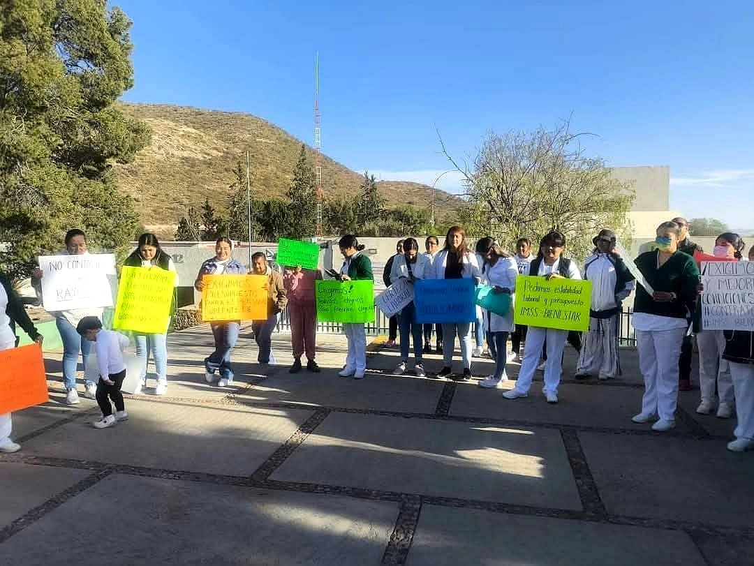 Con pancartas en mano, los inconformes exigieron apoyo a los gobiernos federal y estatal, para que con urgencia, les sea distribuida la “dotación de medicamentos e insumos de almacén". Foto