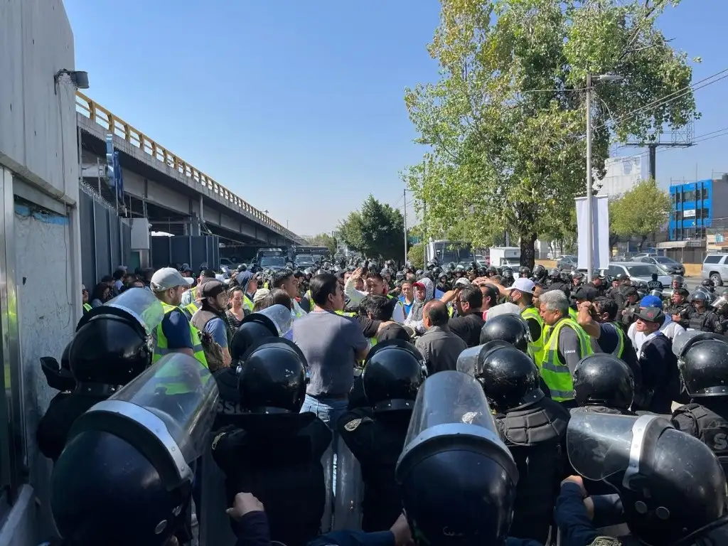 Policías capitalinos liberaron la vialidad de Circuito Interior luego que ex trabajadores de Interjet mantenían un bloqueo en las inmediaciones de la Terminal 1 del Aeropuerto Internacional de la Ciudad de México, el 4 de marzo de 2024. Foto Alfredo Domínguez


