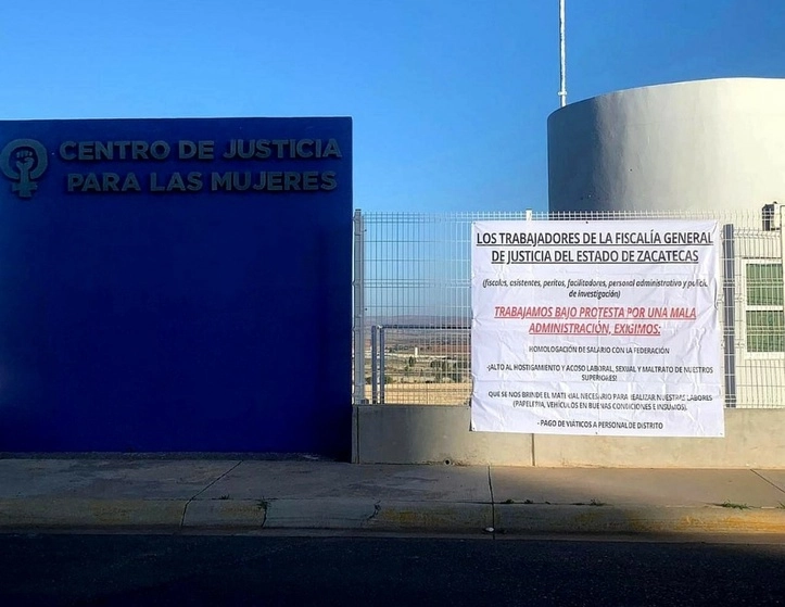 Colocaron mantas en al menos 17 de sus instalaciones en la entidad. Foto Alfredo Valadez