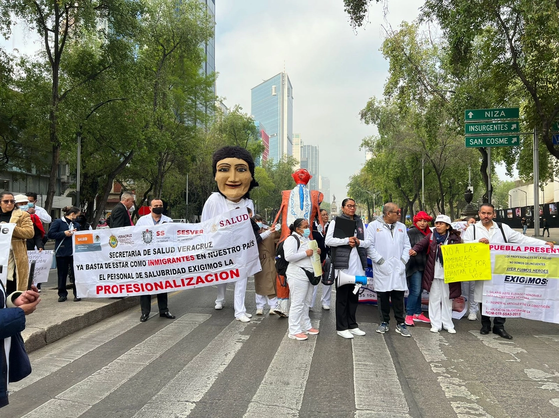 Protesta de trabajadores del IMSS, ISSSTE, Secretaría de Salud e Insabi frente al Senado. Foto Jared Laureles
