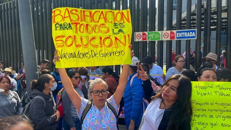 Trabajadores de la salud se manifiestan al exterior de la Torre Insignia en Tlatelolco para acompañar al personal que firma el contrato que les asegura la basificación, en la Ciudad de México, el 4 de septiembre de 2023. Foto Pablo Ramos