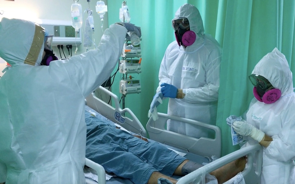 Los llamados “héroes del covid”, entre ellos camilleros, químicos, médicos y enfermeras, reclaman con su manifestación regresar a sus labores, pues consideran una “vil injusticia” que los hayan despedido después de arriesgar sus vidas durante meses. En la imagen, médicos del Hospital Regional de Alta Especialidad "Doctor Juan Graham Casasús" atienden a un paciente de covid-19, en Villahermosa. Foto ‘La Jornada’ / Archivo