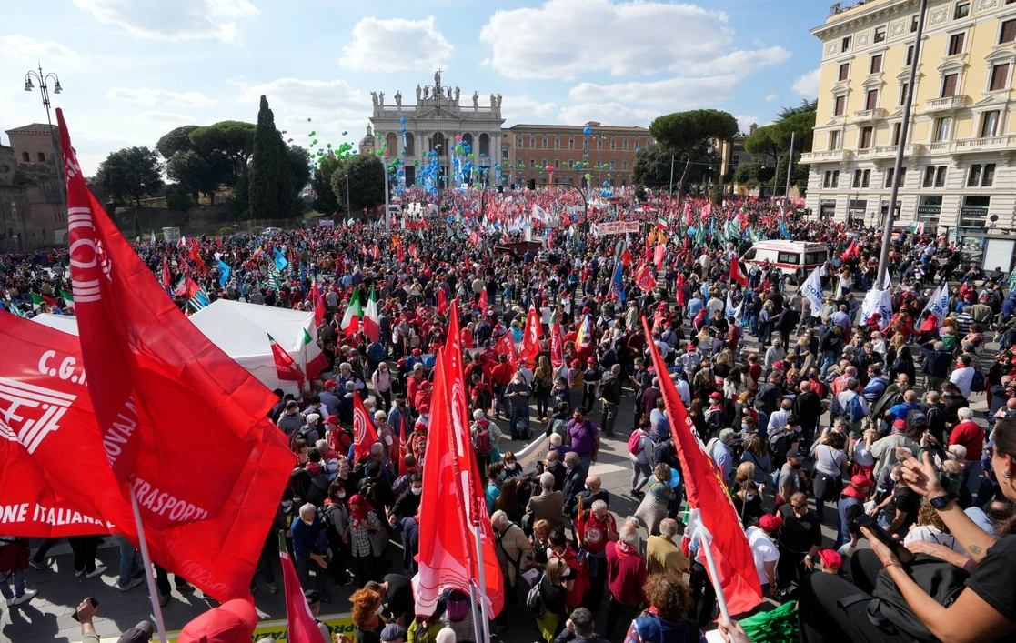 Marcha organizada por los principales sindicatos de Italia, en la plaza de San Juan de Letrán en Roma, el sábado 16 de octubre de 2021. Foto Ap