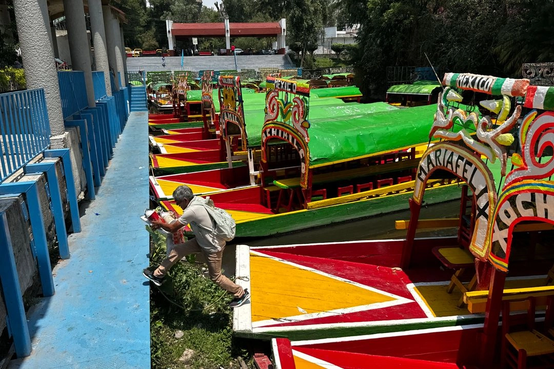 Alrededor de 550 trabajadores de embarcaderos en Xochimilco protestaron frente a la alcaldía por la falta de saneamiento de los canales. Foto 