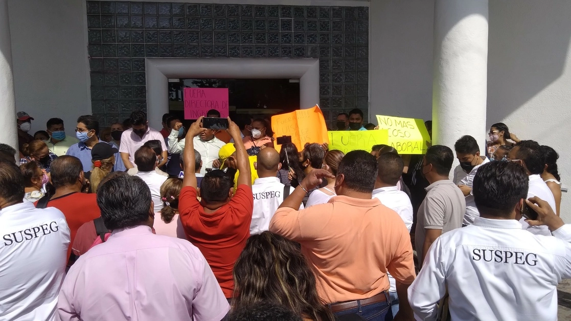 Protesta de trabajadores pertenecientes al Sindicato Único de Servidores Públicos del Estado de Guerrero frente al acceso de Palacio federal, el 10 de enero de 2022. Foto Héctor Briseño