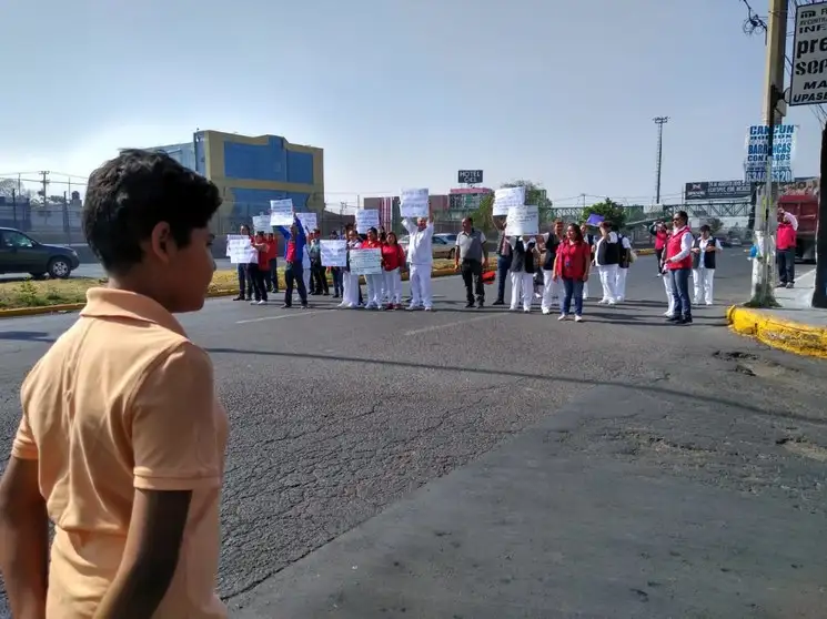 Personal de enfermería y médico, salieron al exterior para denunciar que no tienen guantes, cubrebocas tipo N-95 y batas desechables.
Foto La Jornada