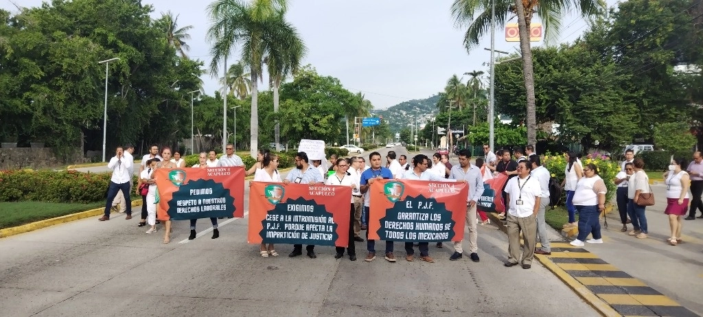 Trabajadores del Poder Judicial de la Federación en Acapulco se manifestaron en el estacionamiento de sus instalaciones y en el bulevar de las Naciones, en la zona Diamante, para protestar por los recortes presupuestales anunciados por el poder Ejecutivo. Foto Héctor Briseño