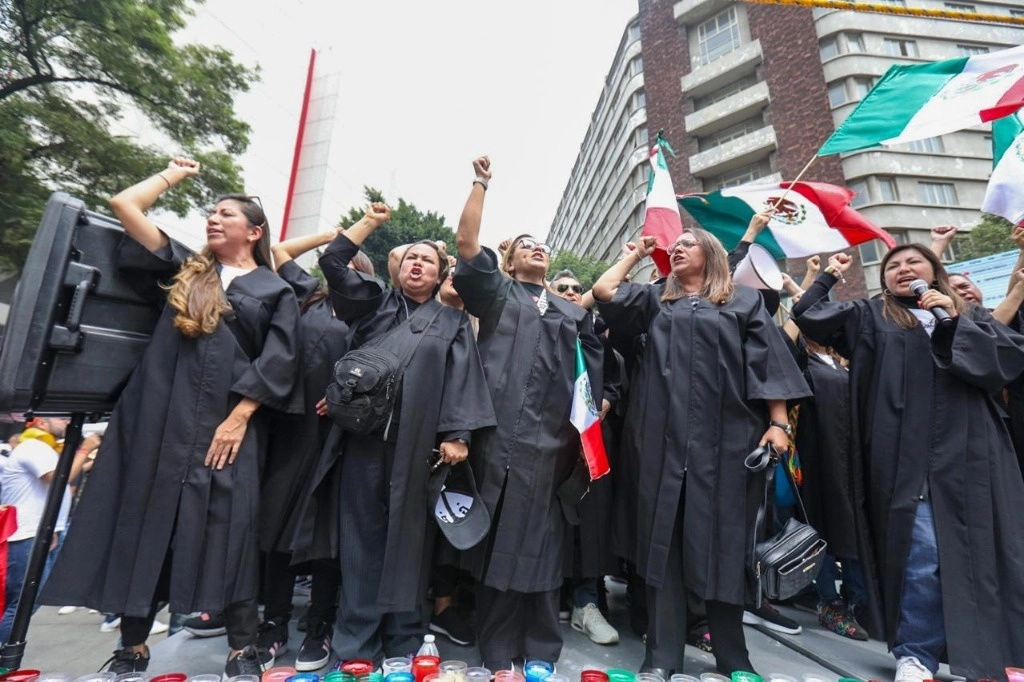Jueces de carrera protestan contra la reforma judicial, sobre un templete instalado sobre Paseo de la Reforma, en la Ciudad de México, el 10 de septiembre de 2024. Foto Pablo Ramos



