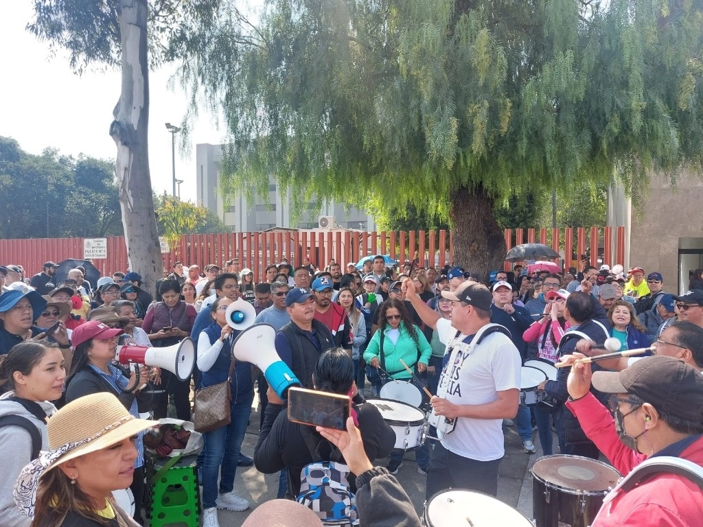 Trabajadores del Poder Judicial de la Federación se manifestaron afuera de la Cámara de Diputados para alertar sobre las consecuencias negativas que puede tener la aprobación de la reforma sobre la llamada “supremacía constitucional”. Foto Fernando Camacho