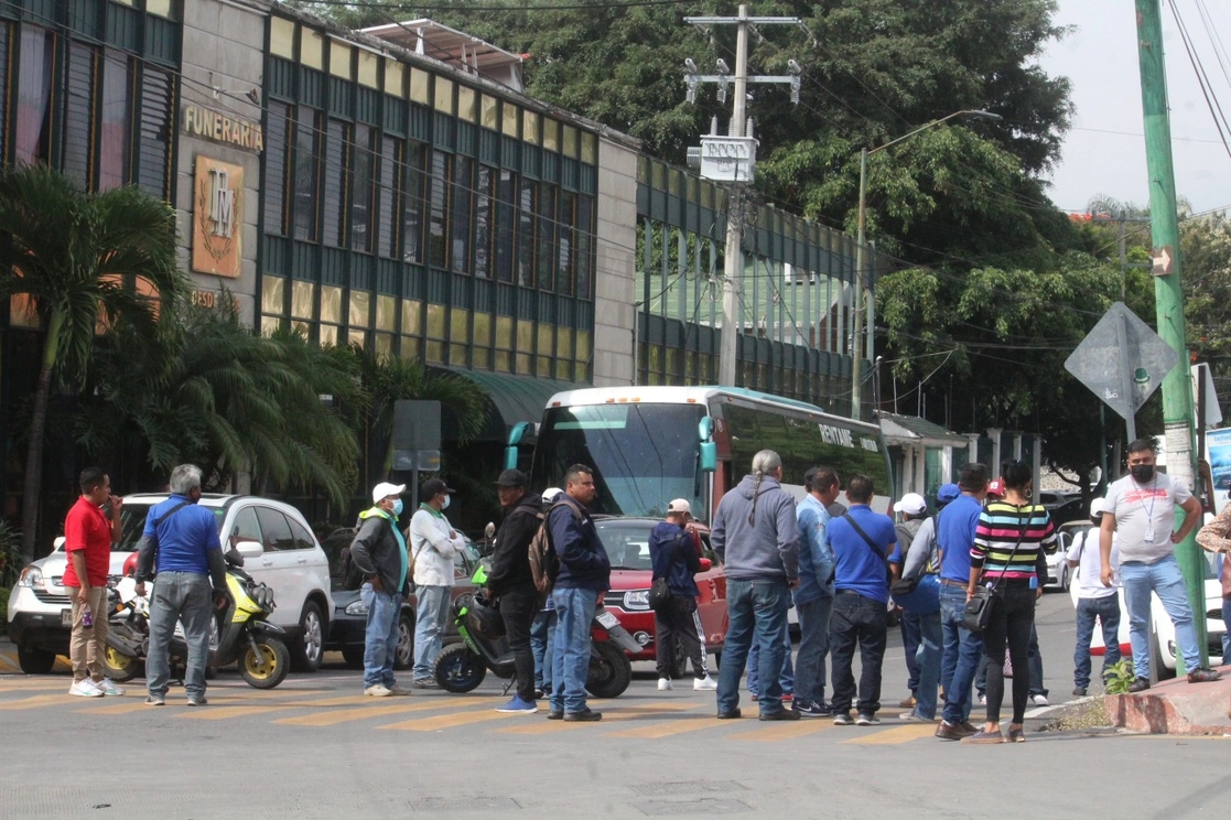 Trabajadores sindicalizados del Sapac protestan para exigir que les sean entregados sus salarios en tiempo y forma. Foto Rubicela Morelos